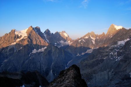 De gauche à droite : massif du Pelvoux, Pic sans Nom, pic du Coup du Sabre, Ailefroide, Pic Coolidge, Fifre, Barre et Dôme de neige des Écrins