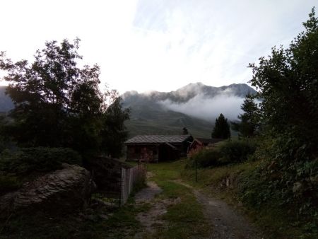 Les brumes se dissipent petit à petit sur le Grand Argentier (3046m)