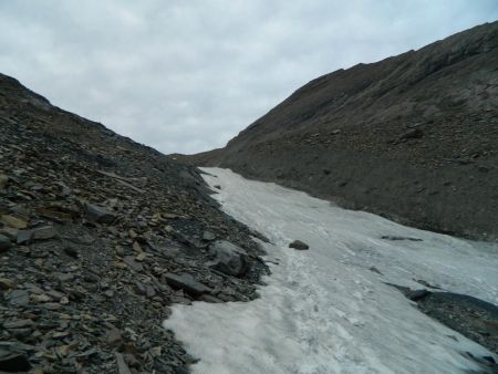 Regard arrière sur le petit vallon neigeux.