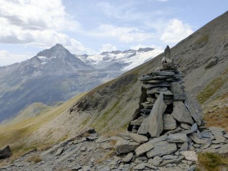 Beau cairn sur fond de Dent Parrachée