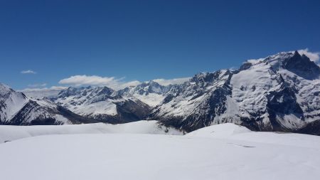 La Montagne des Agneaux, au centre (3664m).