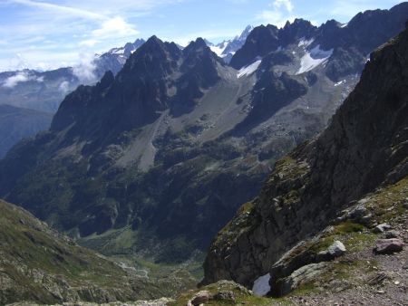 Derrière le col, le vallon et les aiguilles de Bérard.