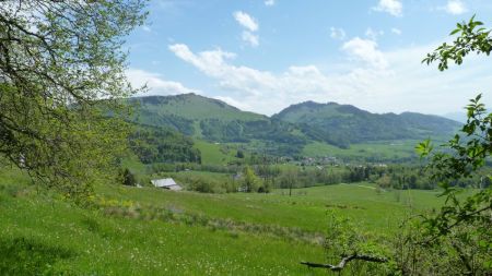 Vue sur la montagne d’Hirmentaz et la Pointe de Miribel