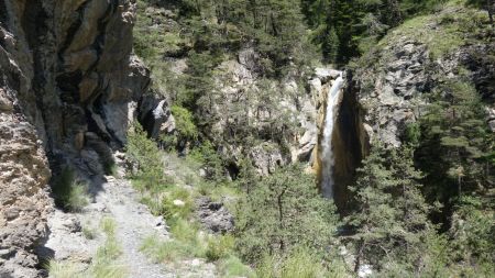 Descente vers Champs Contier avec la cascade de la Blache.