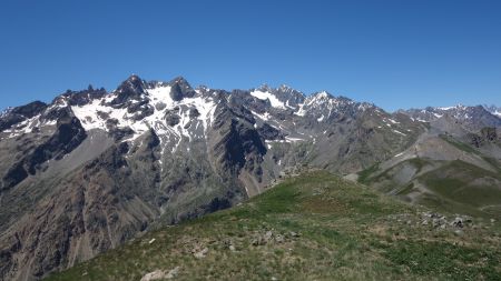 Même panorama complété par le Massif de Combeynot et les Aiguilles d’Arves