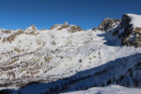 Le vallon de Terre Rouge et ses grands sommets.