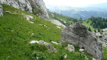 Combe de Pissavache. En restant sous la roche, il faut viser l’arête dégarnie.