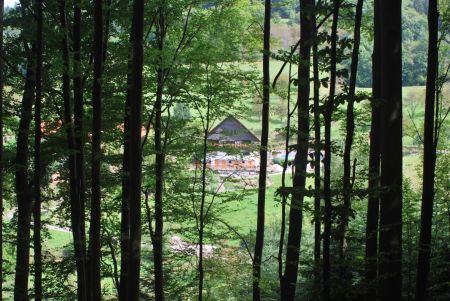 Arrivé presque en bas du sentier de descente, une auberge à travers les arbres