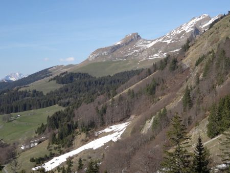 La Tulle et le dôme de Pouilly ; tout au fond, Jallouvre et pointe Blanche.