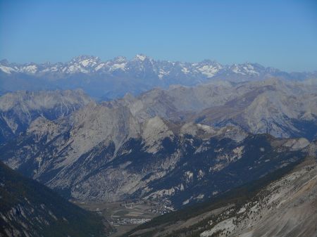 Au sommet : Ceillac et les Ecrins.