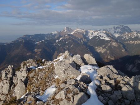 Au sommet, le panorama vers la Dent d’Oche et les Cornettes de Bise.