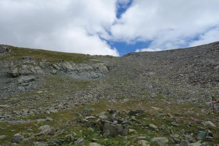 Montée hors sentier plus rapide, il est aussi possible d’emprunter une petite sente située plus à droite 