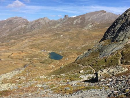 Le refuge de la Blanche et son lac