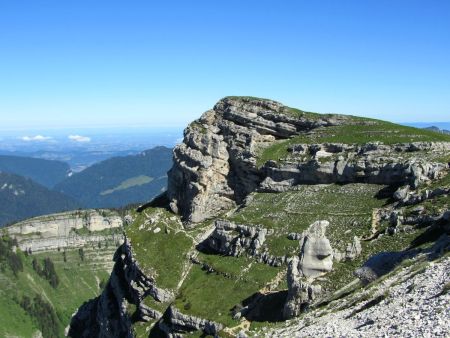 On aperçoit le sangle de la Barrère.