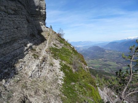 Ici, les arbres ont disparu côté aval, «côté grand vide» !  L’ambiance est superbe, et la vallée se voit de mieux en mieux