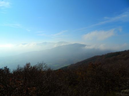 Les  Crêtes du Pilat dans la brume.