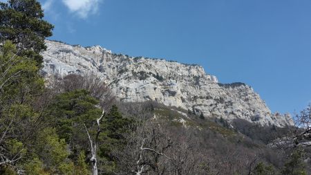 Il doit y avoir moyen de prendre un couloir d’accès et de suivre des vires par là.