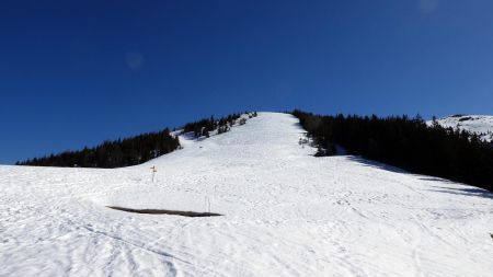 Sur l’ancienne piste de ski, droit devant