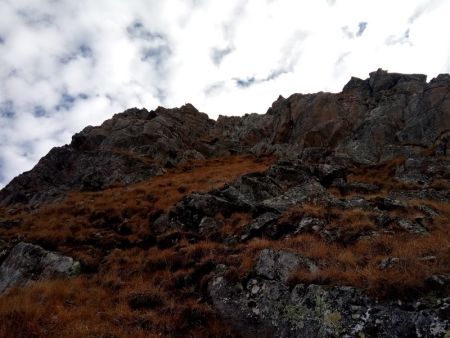 Pentes herbeuses raides avant de rejoindre l’arête N.-O.