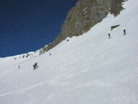 Les skieurs dans les premières pentes de la voie classique