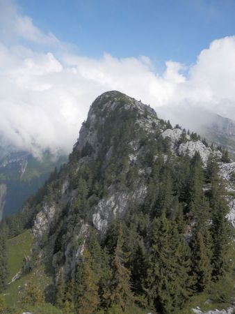 Vue sur le sommet nord là ou il y a la croix