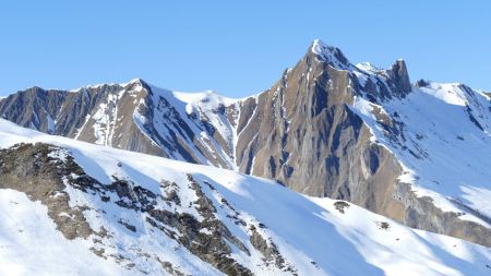 La Tête de Fer et la Dent attirent le regard.