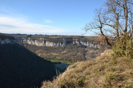 En bord de falaise (vue arrière)