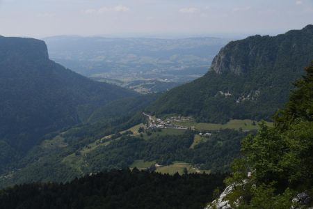 le hameau de Corbel, Pointe du Frou à gauche, Pointe de Thivelet à droite, Entre-Deux-Guiers au fond