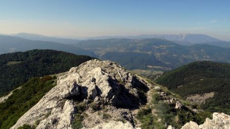 Descente en poursuivant la crête vers le sud-ouest.