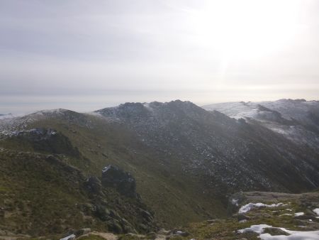 La suite de la route : le Pas des Egues au centre et le Pic de Bèze au fond