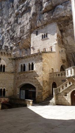 Des bâtiments qui épousent la roche  