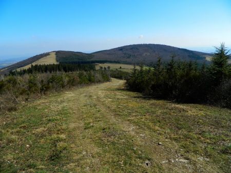 Descente. Le Crêt de Chassenoud à gauche et le Mont Monnet à droite.