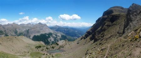 Lac du Lausson au pied de l’imposante Montagne de l’Avalanche