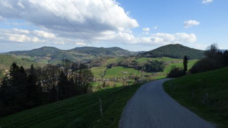 Après Barischire, dans la descente vers Lapoutroie. A cet endroit, il y a un peu d’électricité dans l’air ;o) Mais il y a toujours une belle vue pour apaiser tout ça ;o)