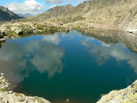 Nuages dans le lac Cabret