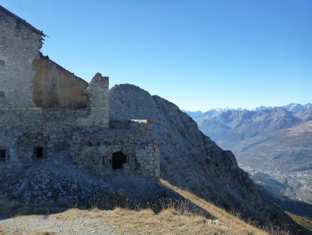 Le fort partiellement détruit et le bastion rocheux