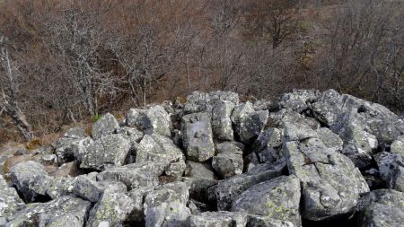 Et nous trouvons la Pierre qui sonne.