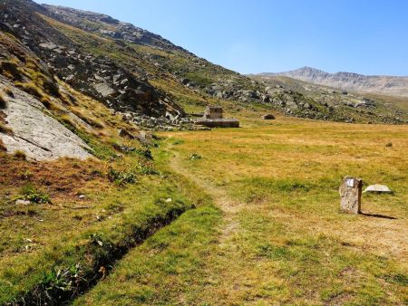 Le hameau ruiné de Grand Collet, où l’on bifurque à gauche.