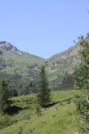 Au loin, le col de la Louze