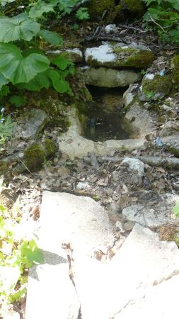 Fontaine de Fourmilière sur la Sente de Fourmilière. On remarque un tuyau, qu’alimente t’il ?