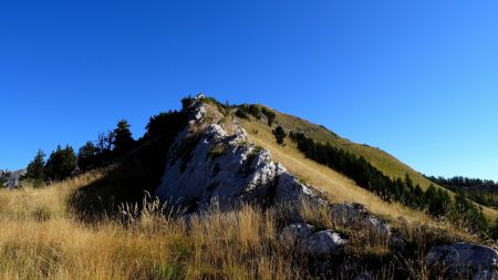 On peut passer sur la petite arête rocheuse ou en contrebas à droite.