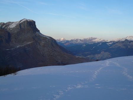 Depuis la cabane, vue sur les Quatre Têtes et le Chablais au fond.