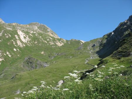 Le vallon de montée vers le Col des Petites Encombres