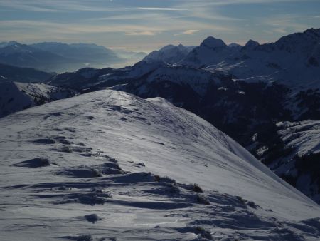 Regard vers le sud et la vallée du Grésivaudan au loin. Tout au fond, le Vercors est visible.