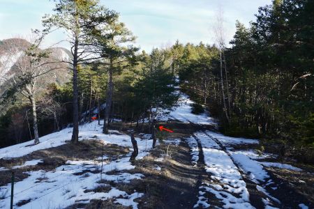 Après la bâtisse quitter la piste pour le sentier à gauche.