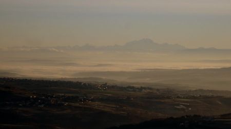 Au loin, le géant  domine brumes et brouillards de plaines.