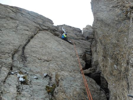 Deuxième rappel, 30m de corde pour arriver à 2m du pied de la voie