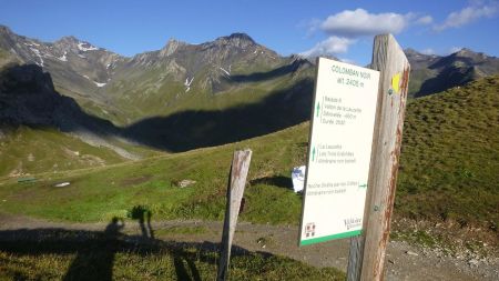 Depuis le départ de l’itinéraire, la pointe des Lauzettes (au centre de la photo)