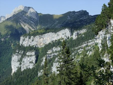 Derrière l’arche, vue sur Malissard et Bellefont.