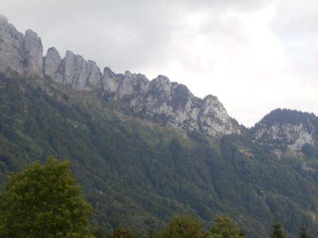 Vue rapprochée sur le col du Pertuis.